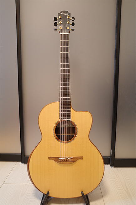 坂本さん愛用のギター、Lowden Guitars「F50C」